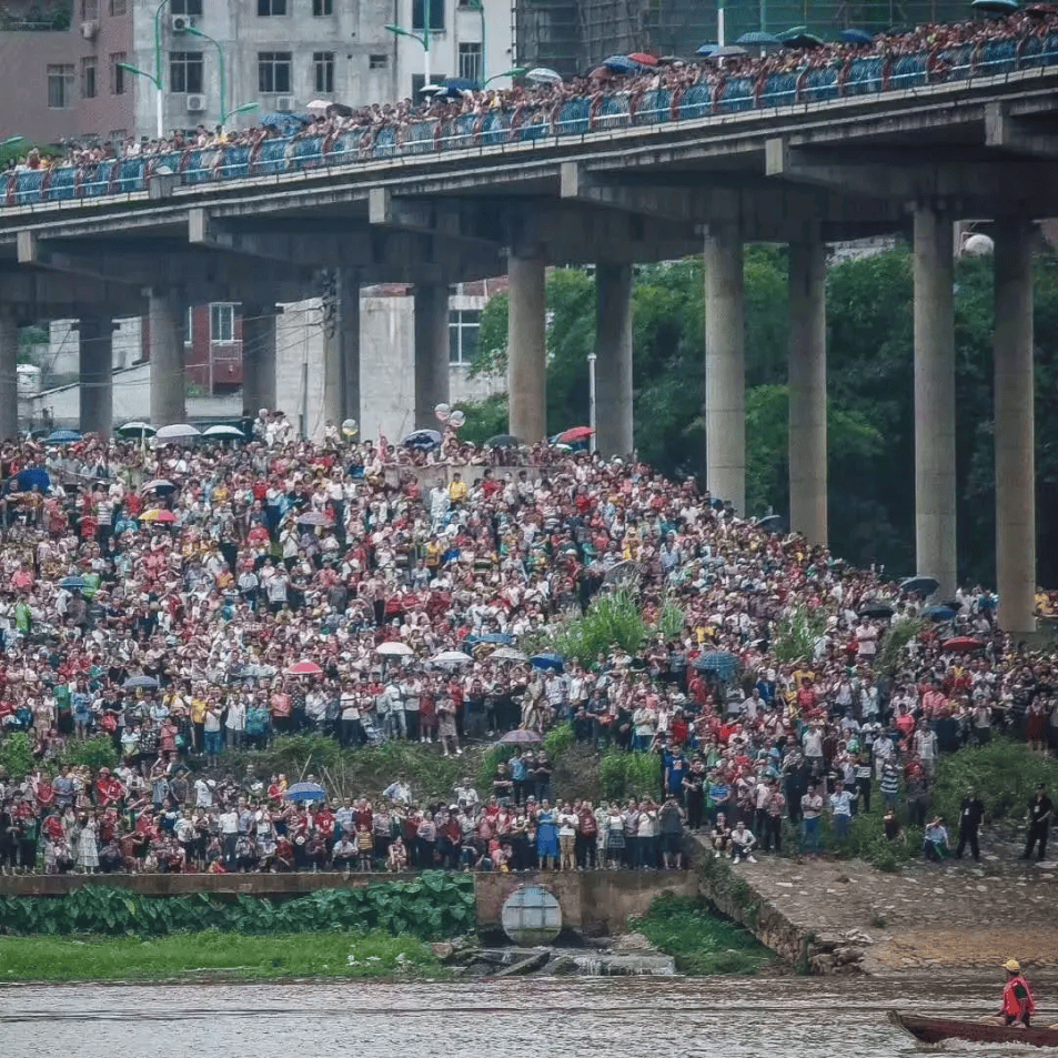 比赛局势复杂首场状态出色，巴塞罗那观众沸腾！，Faker重返赛场全场沸腾不已的简单介绍
