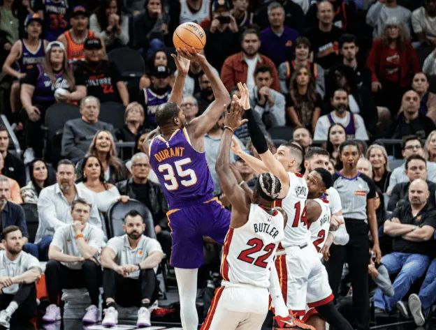 杜兰特连续十场比赛得分超过惊险取胜，热火挑战极限！的简单介绍